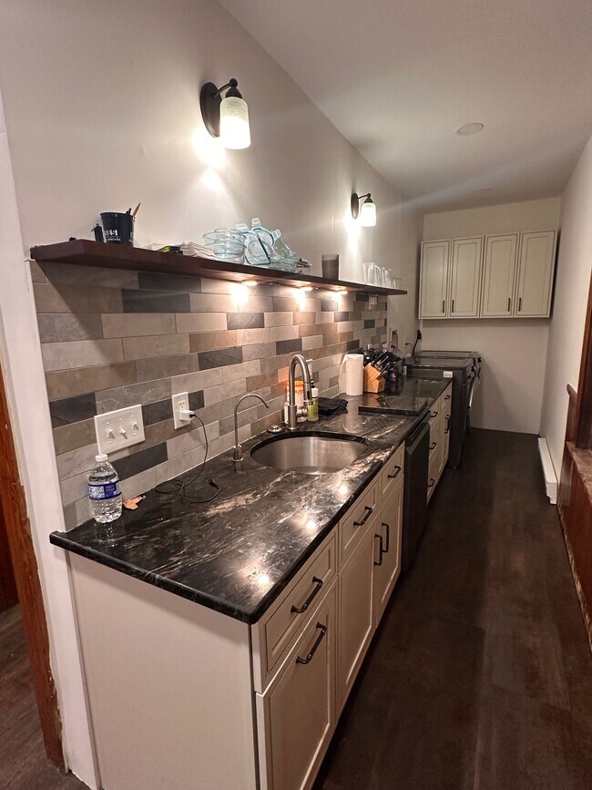 Building Photo - 25 Dustin St