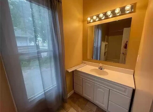 Building Photo - 3 Bed 2 Bath Single Family Home