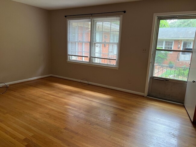 Building Photo - 2 Bedroom | 1 Bath Townhouse near Cameron ...