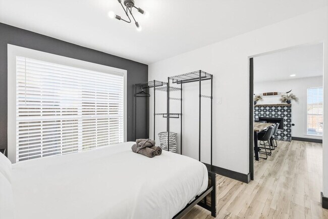 Building Photo - 6440 Knoll Ridge Dr