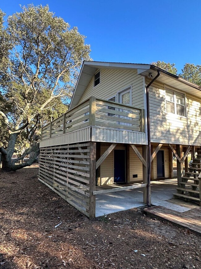 Building Photo - Centrally located home at Milepost 6