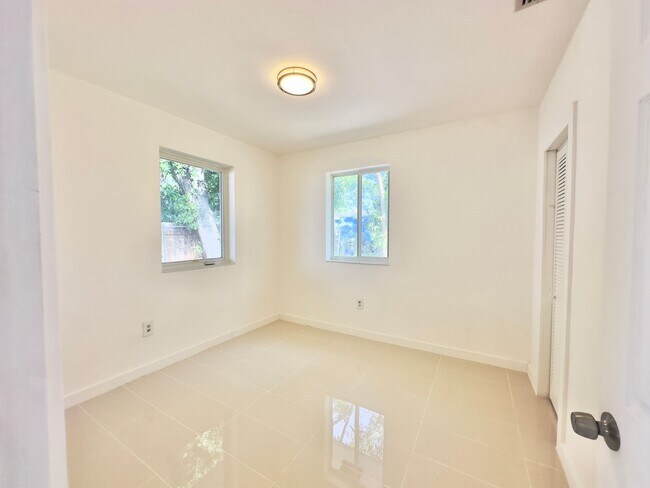 Building Photo - Freshly remodelled 2bed/1bath in a duplex ...