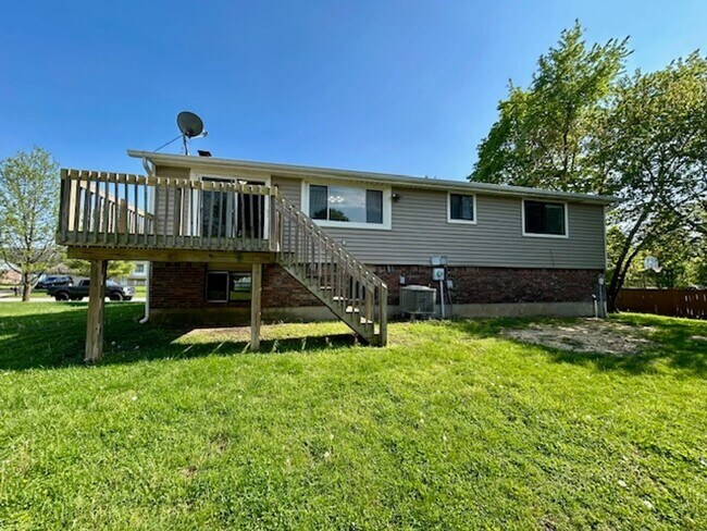 Building Photo - Welcome Home to This Beautifully Maintained Tri-Level Gem!