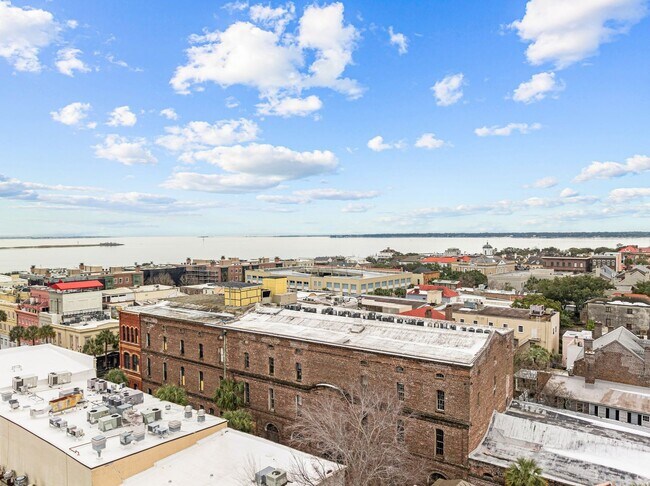 Building Photo - Available 9/1. Awesome 1 BR/1.5 BA Apartme...