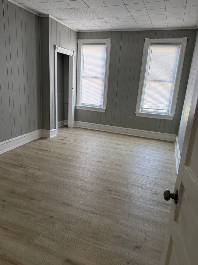 Building Photo - 317 York St