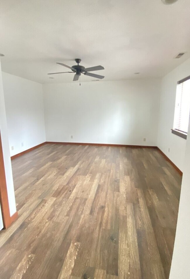 Building Photo - Spacious 3 bedroom 2.5 bath Post Falls Duplex