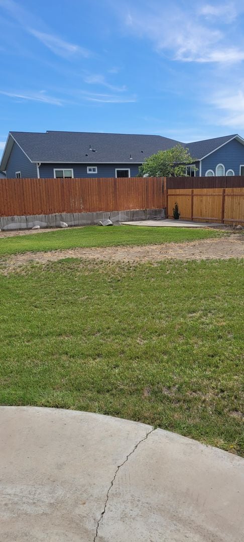 Building Photo - Cozy home on large lot w/fenced backyard