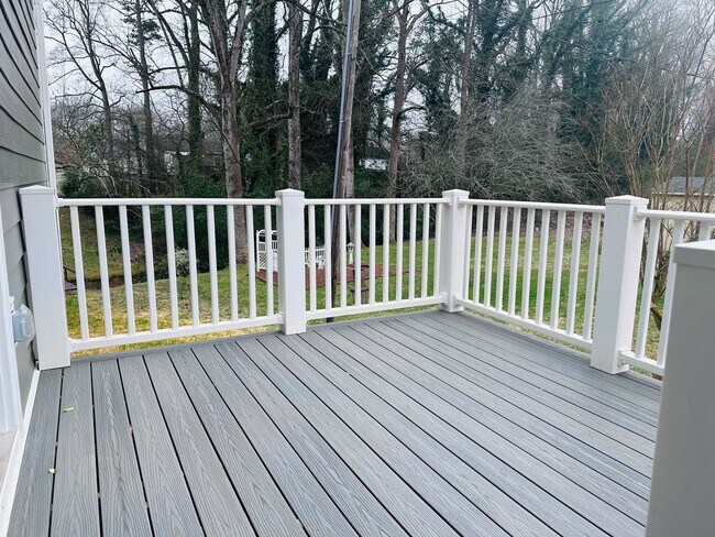 Building Photo - 222 22nd Ave NE