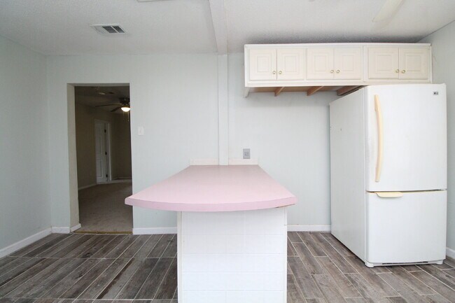 Building Photo - Convenient 3BD/1BA Home Near NAS Pensacola...