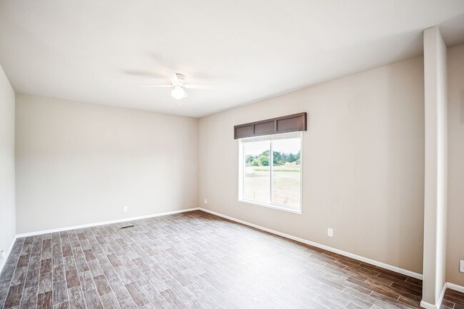 Building Photo - 1/2 off first month's rent and free Samsun...