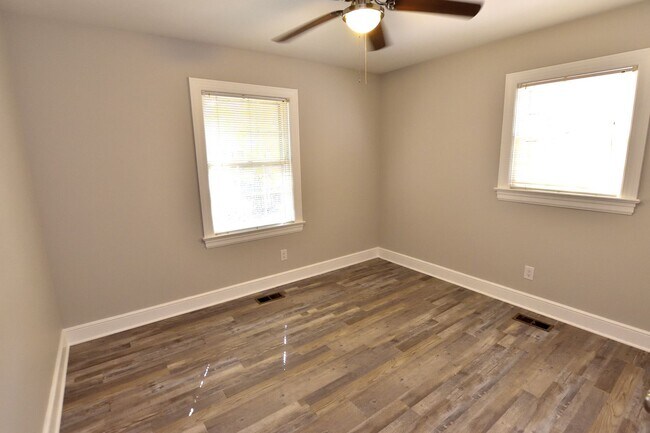 Building Photo - 708 Cedarbrook Dr