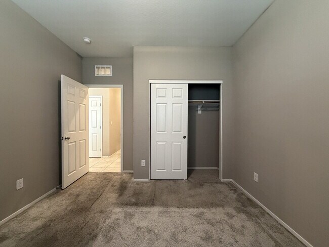 Building Photo - GATED 3 BED 3 BATH 2 CAR GARAGE TOWNHOUSE W/ BED AND BATH DOWNSTAIRS + LOFT & YARD. COMMUNITY FEA...