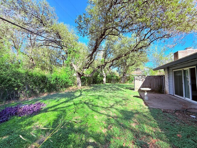 Building Photo - Beaver Trail (914)