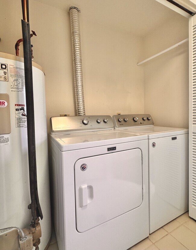 Building Photo - 1885 Main St