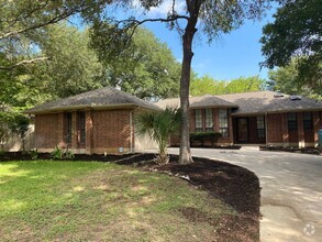 Building Photo - Welcome home to 117 Richardson!