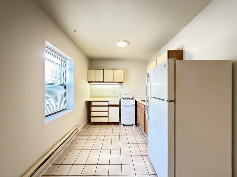 Building Photo - 850 W Cornelia Ave