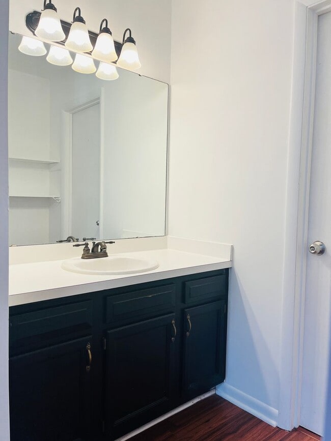 Building Photo - 2BR Townhome in N Raleigh