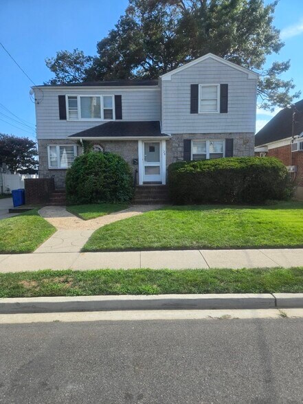 Building Photo - 128 E Maple St