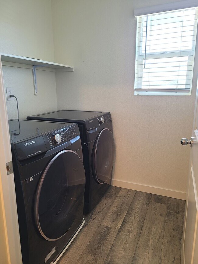 Building Photo - COMING SOON!!! Spacious Newer 4bd/2.5ba N Valleys Home!
