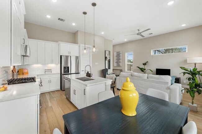 Building Photo - 303 Queen Sude Ln