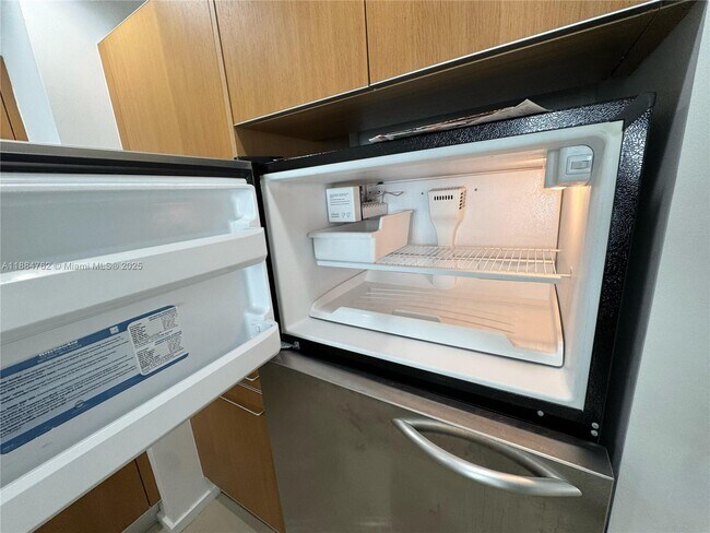 Building Photo - 1050 Brickell Ave