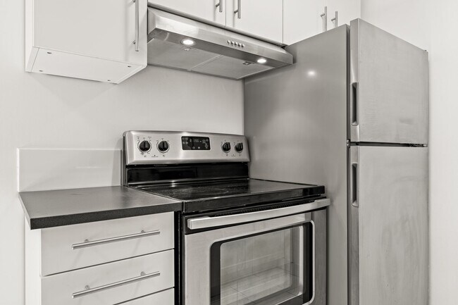 Building Photo - Secluded Rockridge 2BD | Parking Included | Near BART, Shops & Dining