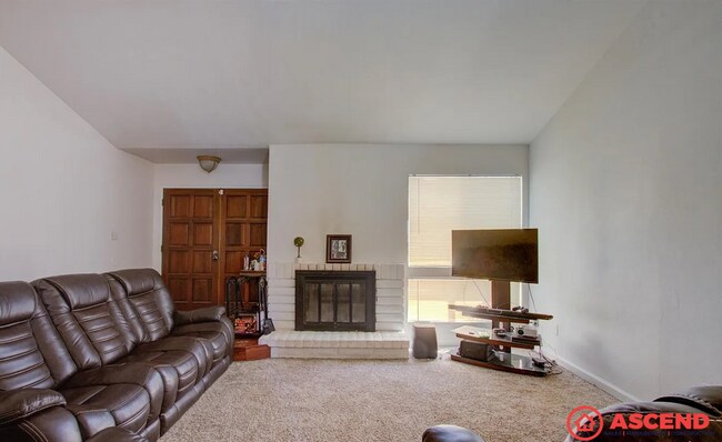 Building Photo - Cozy 3BD/2BA Home in Bakersfield's 93306 — Fully Equipped, Fireplace, Solar & All Pets Welcome!