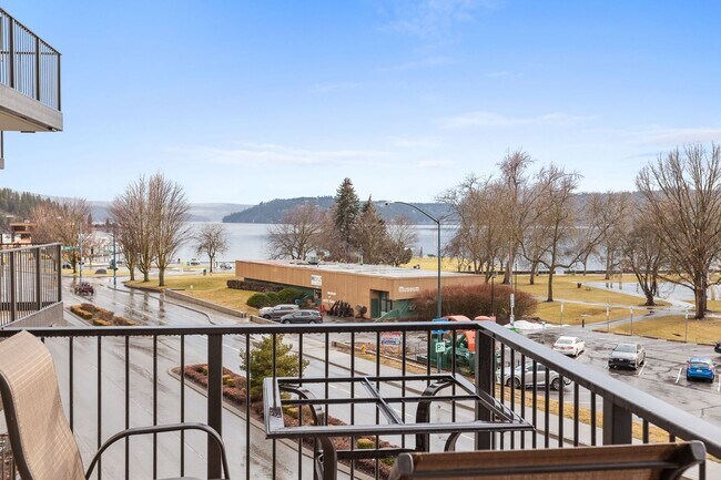 Building Photo - Beautiful Downtown Coeur d' Alene Condo  w/ Amazing Views!