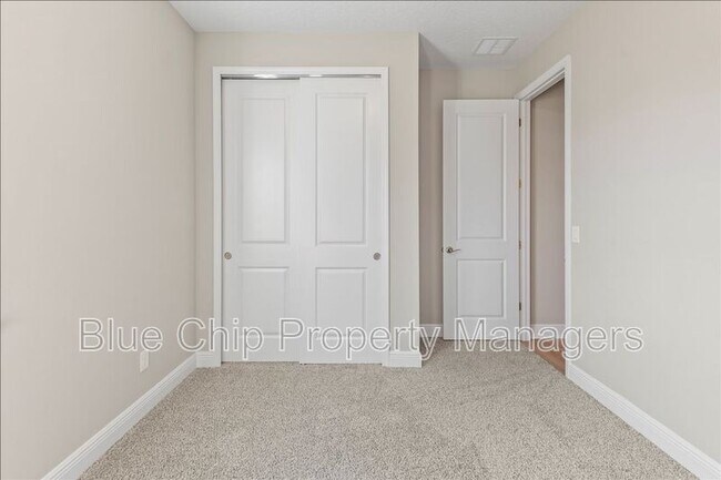 Building Photo - 1229 Pampus Dr