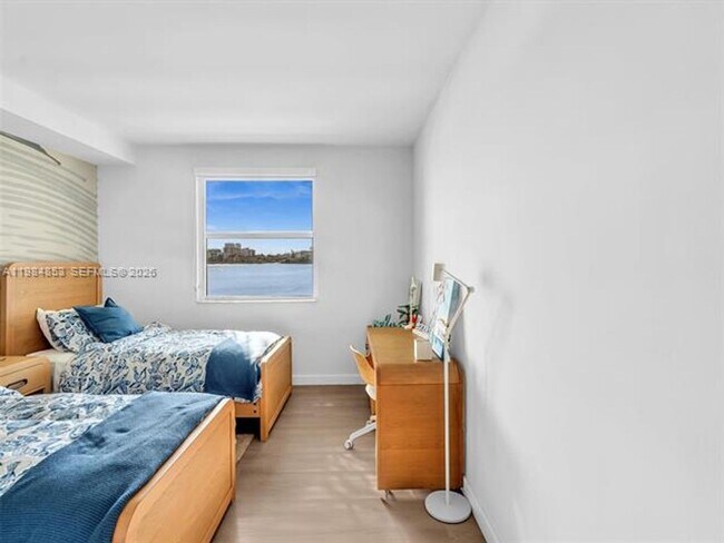 Building Photo - 17150 N Bay Rd