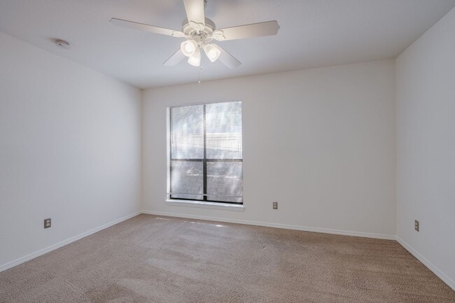 Building Photo - Renovated Condo with Great Location