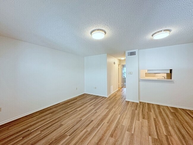Building Photo - 1 Bedroom Downstairs condo available now! Community Pool