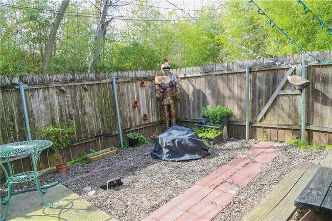 Building Photo - 1708 E 17th St