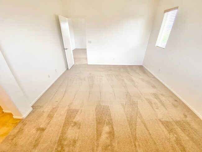 Building Photo - CUTE 3 BEDROOM / 2.5 BATHROOMS, TOWNHOME W...