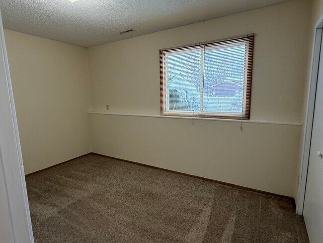 Building Photo - 2528 Birchview Ln