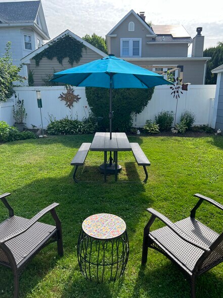 shared backyard - 15 Irma Ave