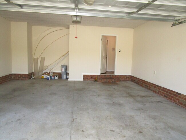 Building Photo - 3442 Beacon Dr