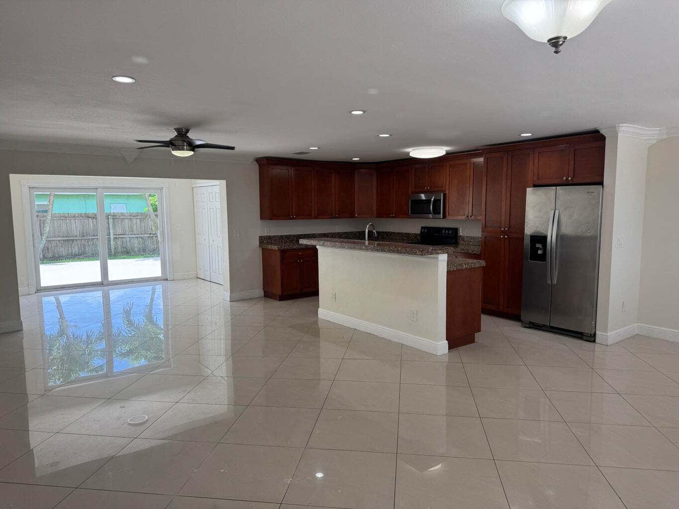 Building Photo - 881 Camellia Dr