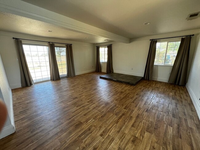 Building Photo - Nice two bedroom two bath home away from the city in Elverta, CA.