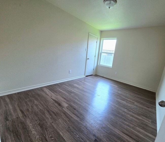 Building Photo - AVAILABLE NOW! (SECTION 8 ACCEPTED)