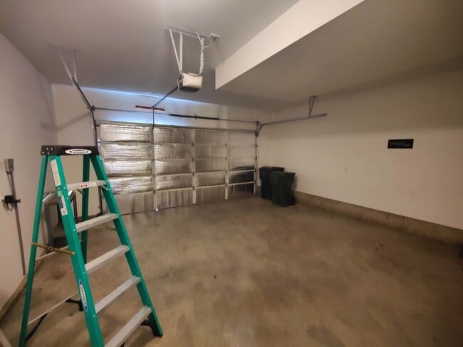 Building Photo - Beautiful 3x2.5 with fenced patio and upstairs bonus area