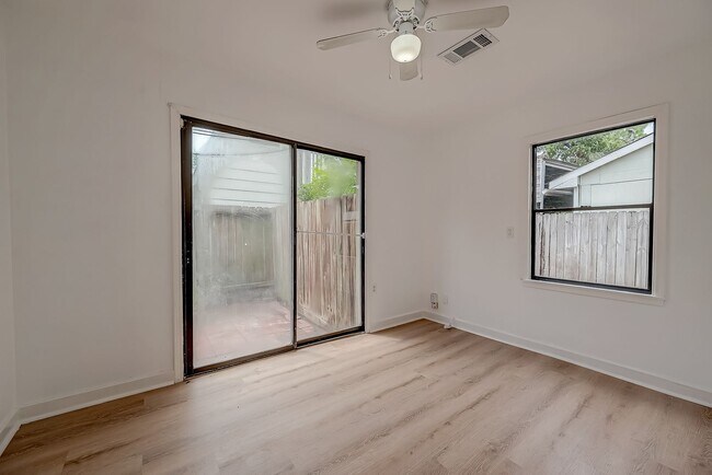 Building Photo - For Lease | 3 Bed, 1 Bath | 1,199 Sq Ft | East End Houston