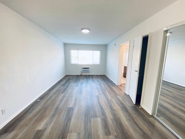 Building Photo - 5725-29 Vineland Ave