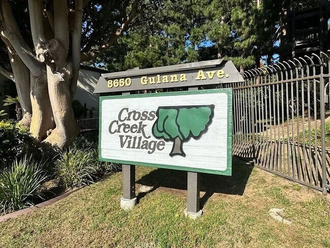 Building Photo - 1 Bedroom Condo within gated complex in Playa del Rey