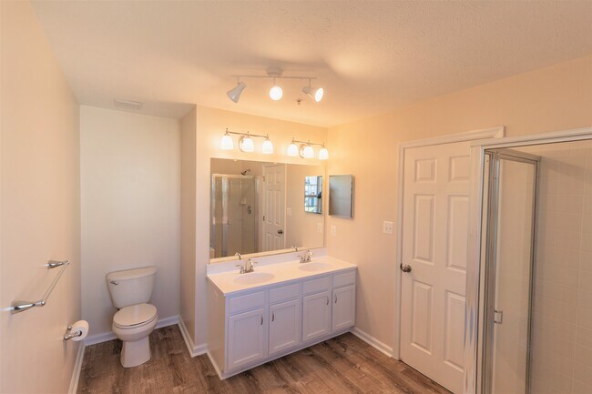 Dual Sinks - 2039 Mardic Dr