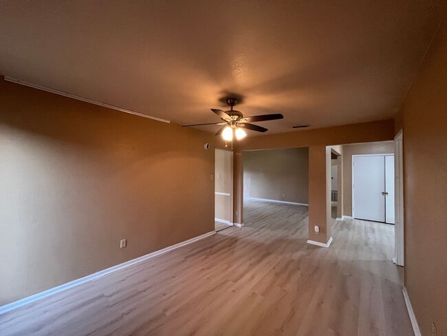 Building Photo - THREE BEDROOM 2 BATH HOUSE ON THE SOUTH SIDE