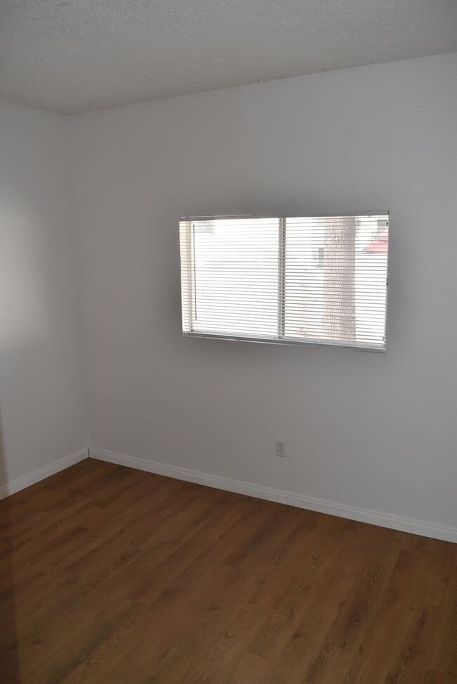 Building Photo - 2 Bedroom 1 Bath Single Level Unit- Lakeside
