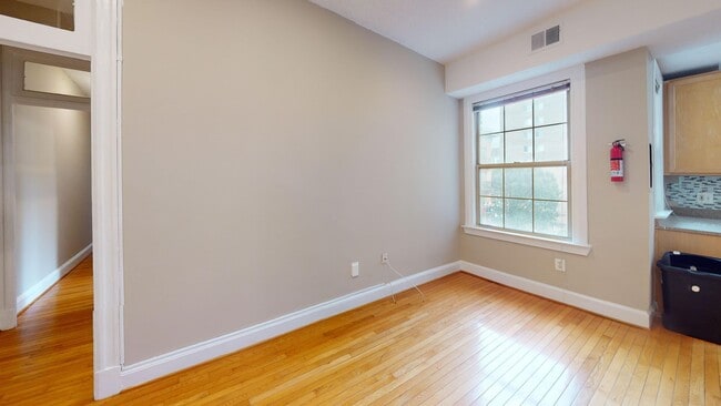 Building Photo - Columbia Heights Two Bedroom Apartment W/Private Balcony!