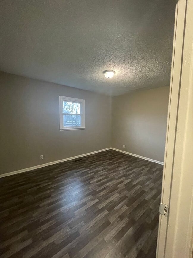 Building Photo - Spacious 4 Bedroom/2 Bath Home