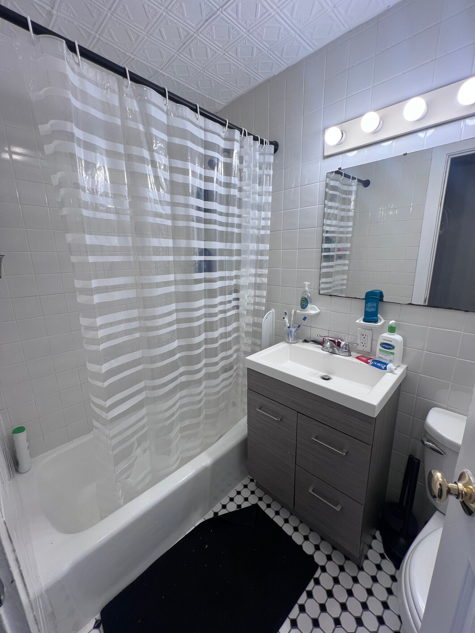 Building Photo - 586 Columbus Ave